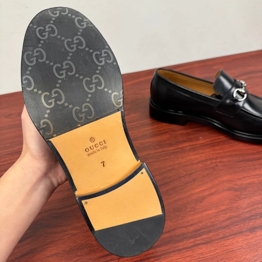 Batch 980 Gucci/Gucci new men's loafers with horsebit buckle! These classic loafers, embellished with a horsebit buckle, embody timeless elegance and pay homage to the brand's rich heritage. The carefully crafted leather sole and semi-circular toe inject new charm into the entire design. Iconic accessories and metal buckle finishes complement each other, classic loose fit, solid color leather highlights the simple and rustic temperament. Select high-quality leather. Pay attention to the details of the leather material. The texture is bright. The leather has excellent toughness. It is soft, comfortable and durable. The dyed calfskin lining has uniform and fine holes, soft and comfortable. The thickened leather outsole and the composite rubber bottom sheet at the heel are extremely comfortable, wear-resistant and non-slip. It is the first choice for light weight. It is versatile and luxurious, and comes with a full set of packaging! Size: 39-40-41-42-43-44 leather shoe size (can be customized to 38.45.46) Item number: 812158 black cowhide